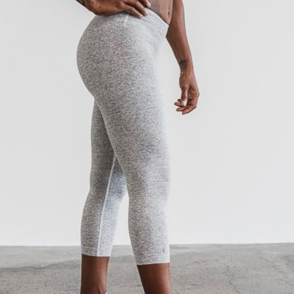 Nobull white heather woman low rise crop Medium